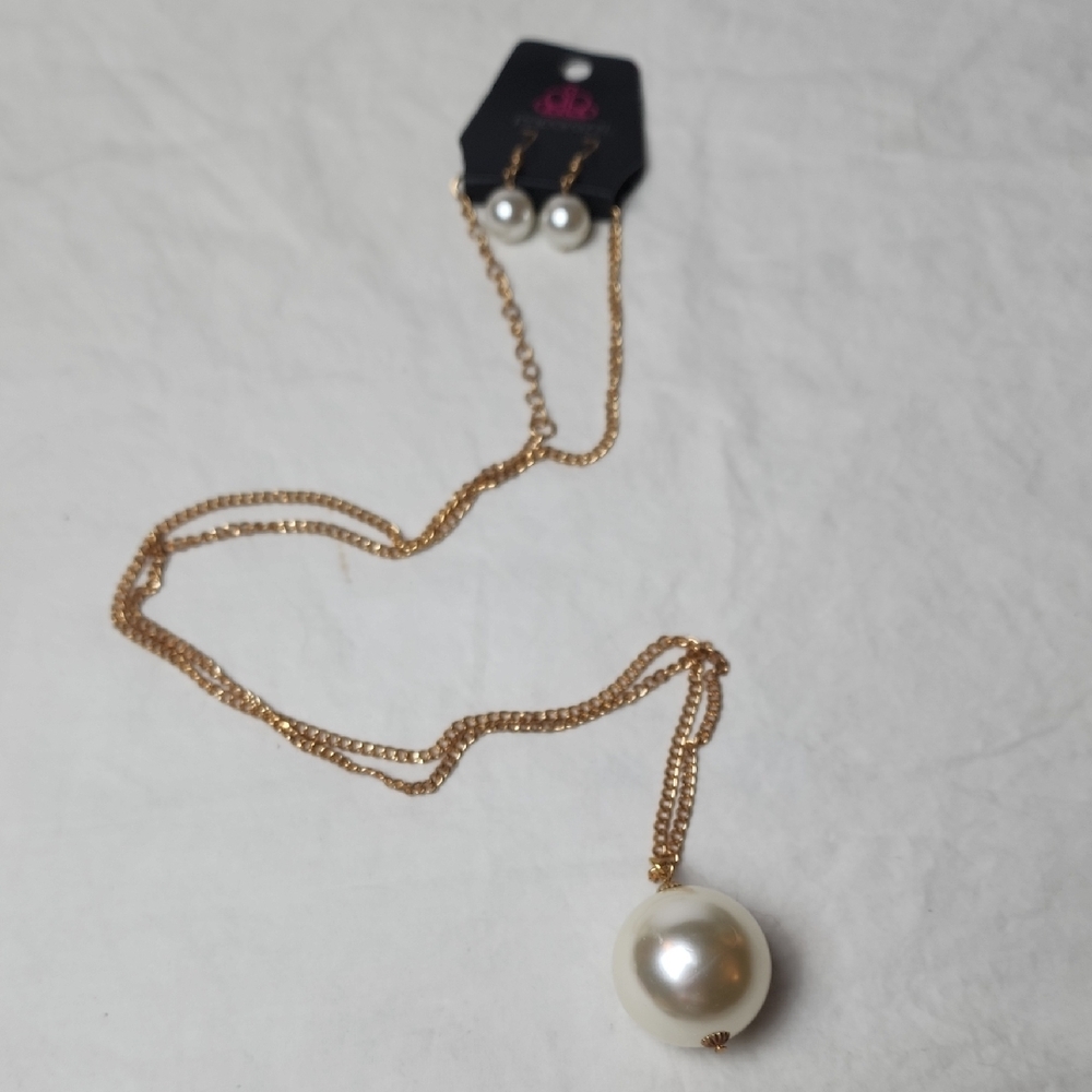 Paparazzi Elegant Gold Colored and Faux Pearl Necklace Earring Set NWT